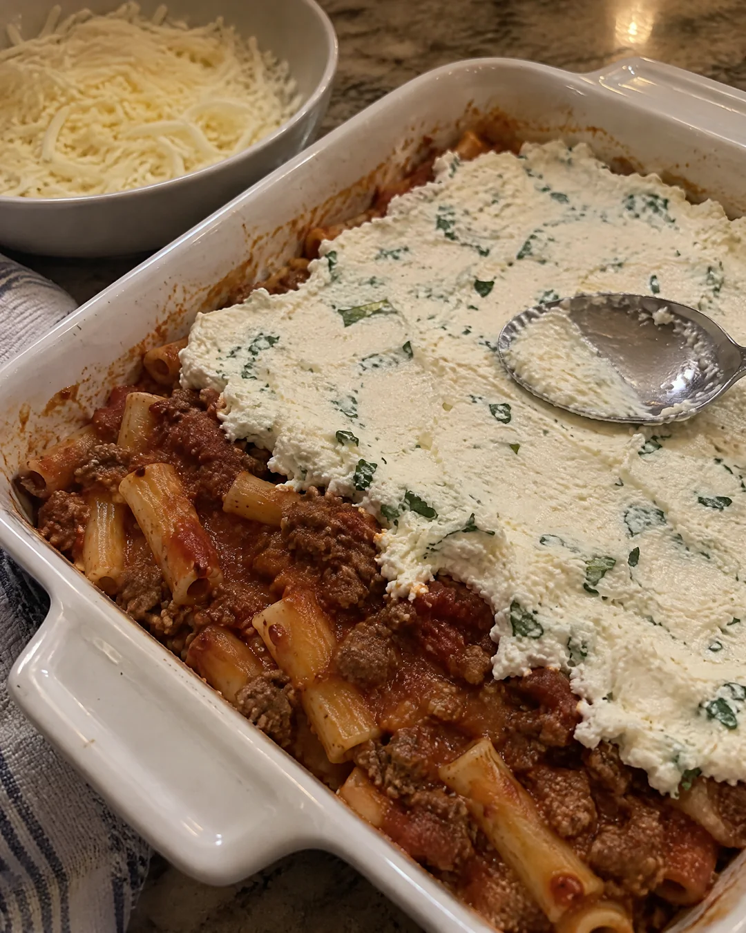 Spreading the ricotta layer over the ziti